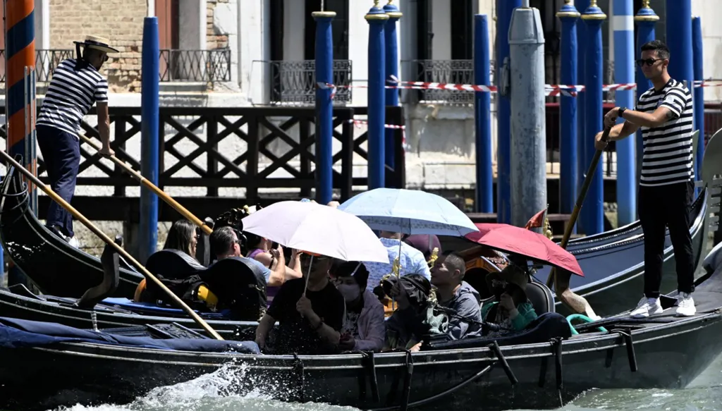 أوروبا تشهد موجة الحرّ الأولى هذا الصيف... وترقّب لحرائق الغابات