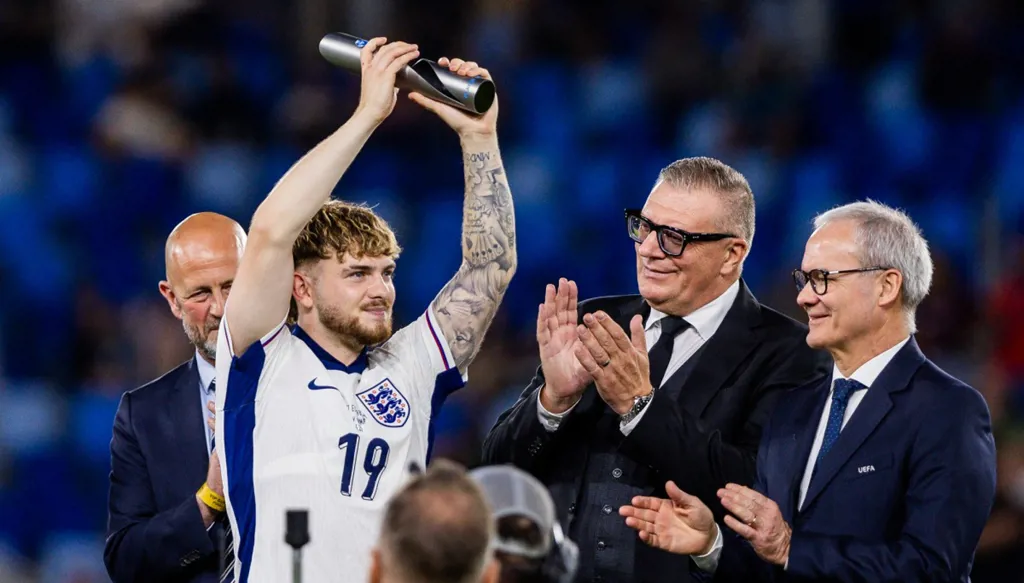 هارفي إليوت جوهرة إنكليزية على خطى الكبار