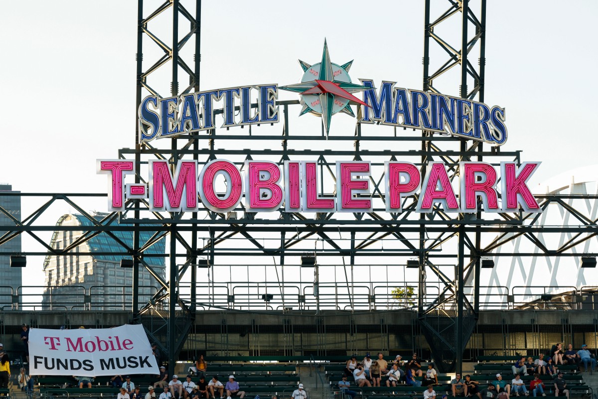 دعم لماسك (أ ف ب).