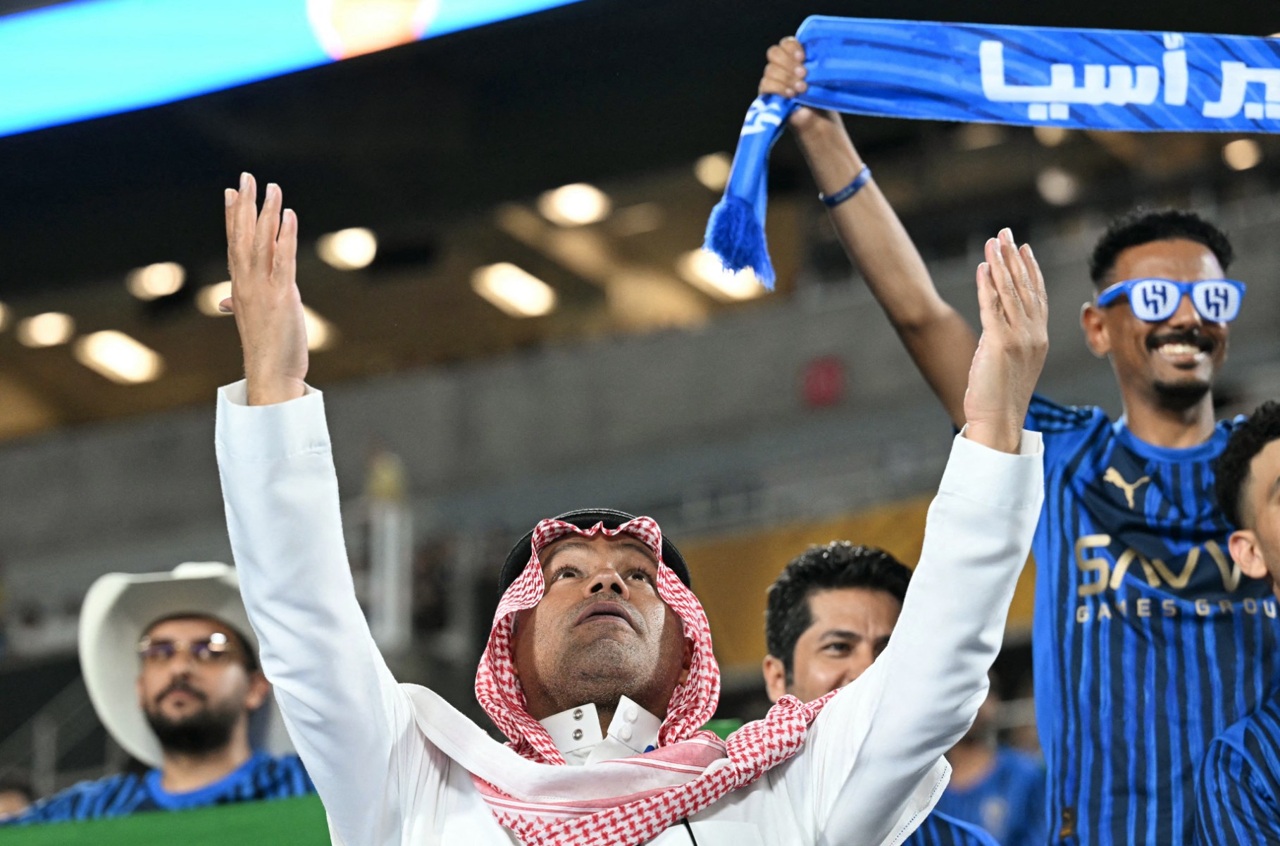 مشجع لـ“الهلال“ خلال المباراة مع “مانشستر سيتي“. (أ ف ب)
