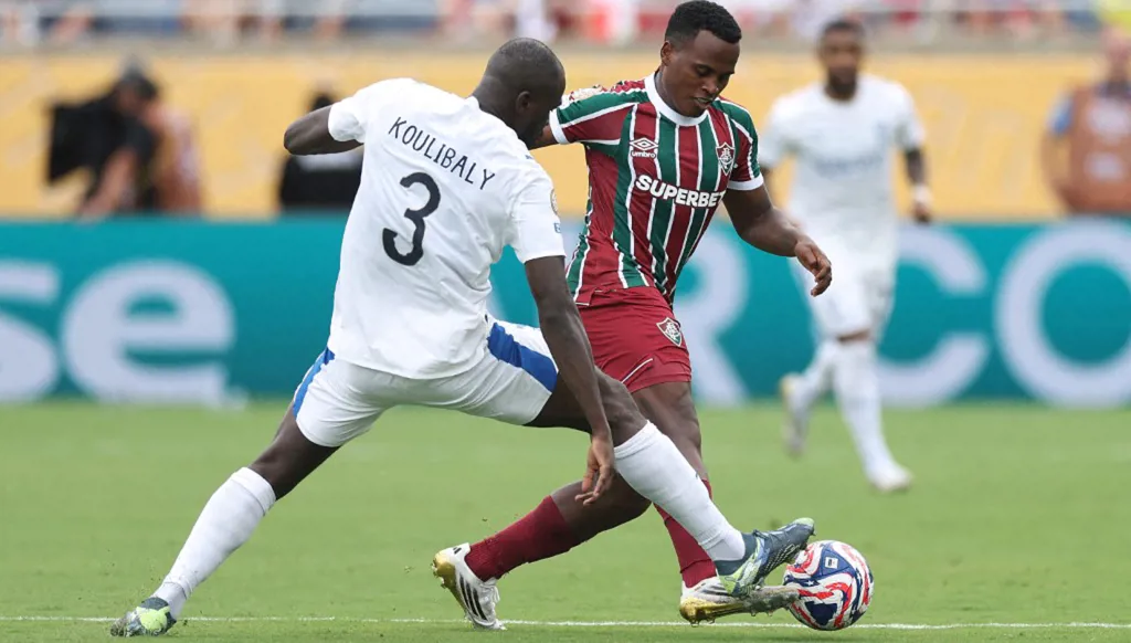 مدافع الهلال يُحمّل الحكم مسؤولية الإقصاء من كأس العالم للأندية