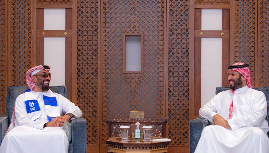 وشاح الهلال يُزيّن لقاء الأمير محمد بن سلمان والشيخ طحنون في جدة