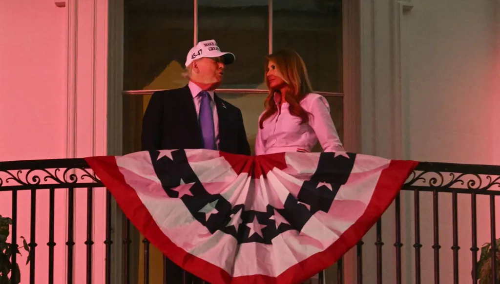 قبلة ميلانيا ودونالد ترامب تخطف الأضواء من رقصته المعهودة (فيديو)