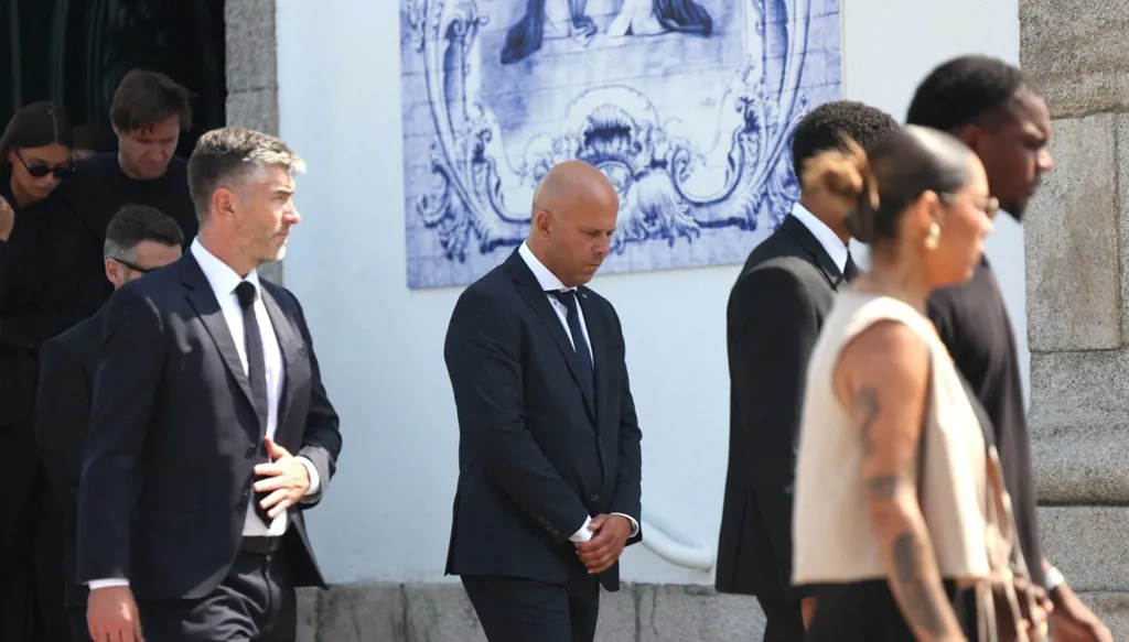 سلوت يوجه رسالة للاعبي ليفربول لتجاوز الحزن بعد رحيل جوتا