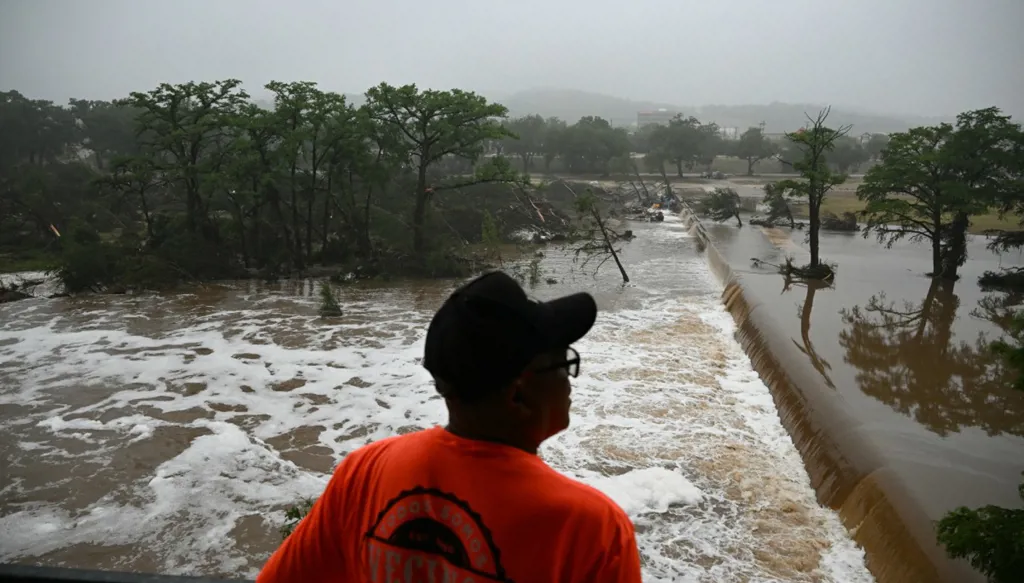 مأساة فيضانات تكساس... فتاة تتشبث بغصن على طريقة "طرزان" (فيديو)