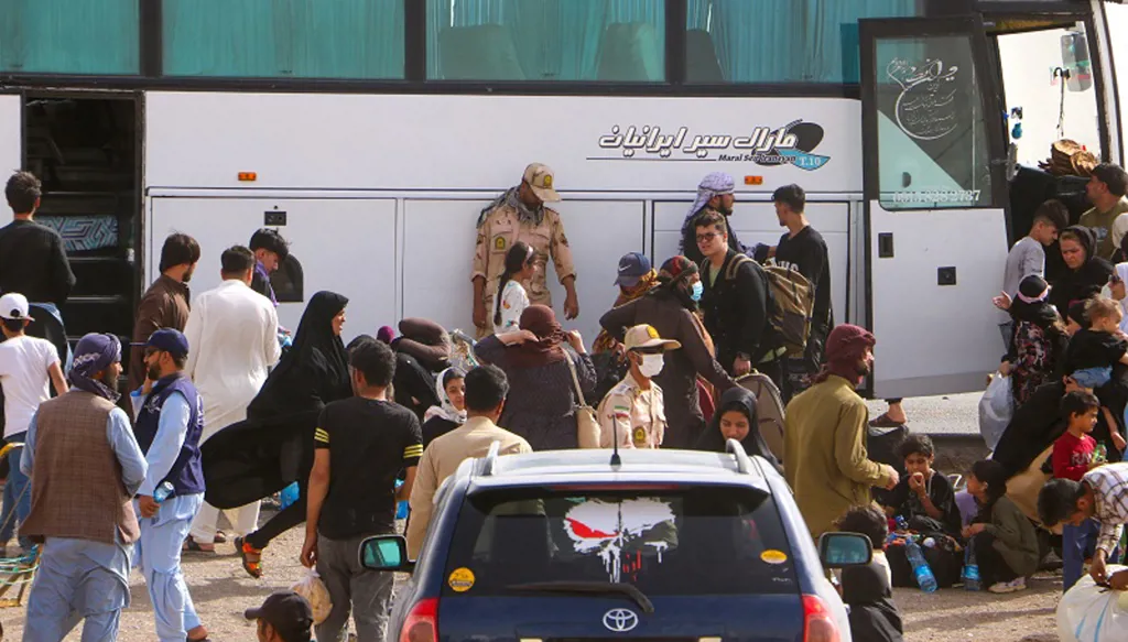 الحدود الأفغانية تضيق بالعائدين من إيران قبل انتهاء المهلة لغير المسجلين