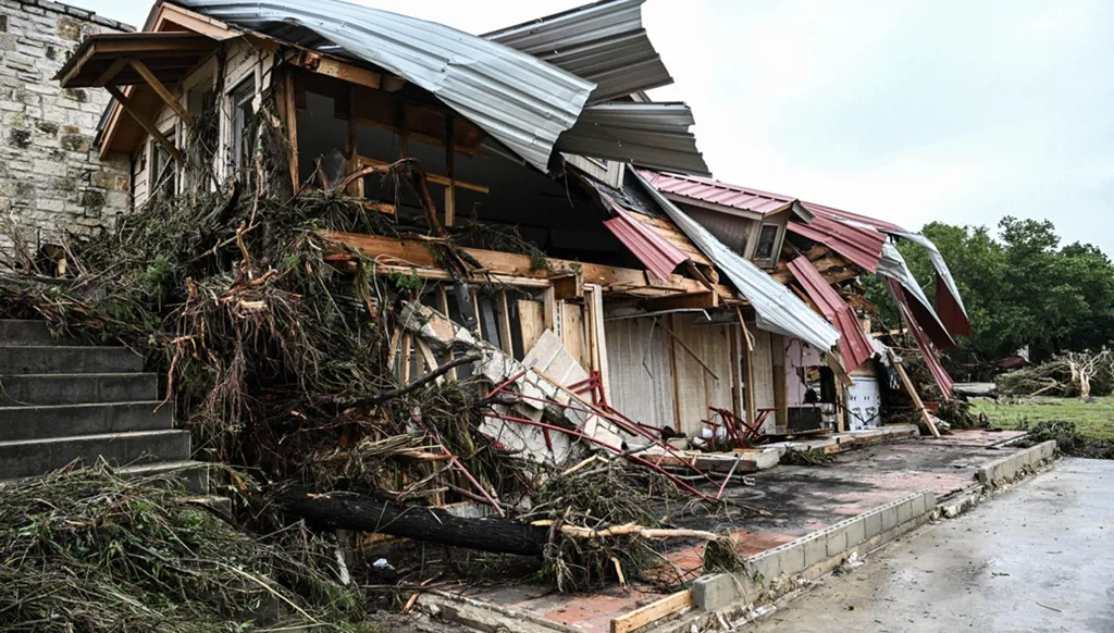 بالصور - عشرات القتلى بفيضانات تكساس والبحث عن فتيات مفقودات