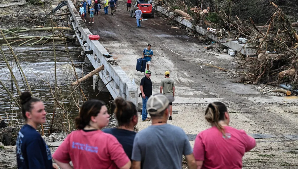 فيضان تكساس يحصد عشرات القتلى والمفقودين… ويطرح سؤالاً عن علاقة سياسات ترامب بالمأساة