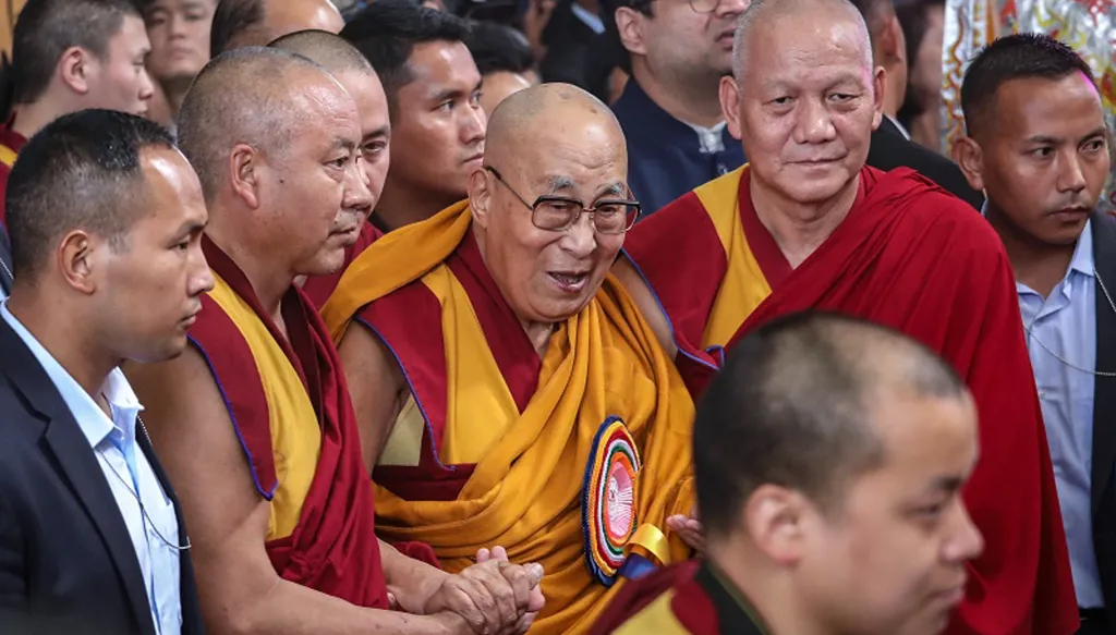 "الراهب البوذي البسيط"... الدالاي لاما يحيي عيده التسعين