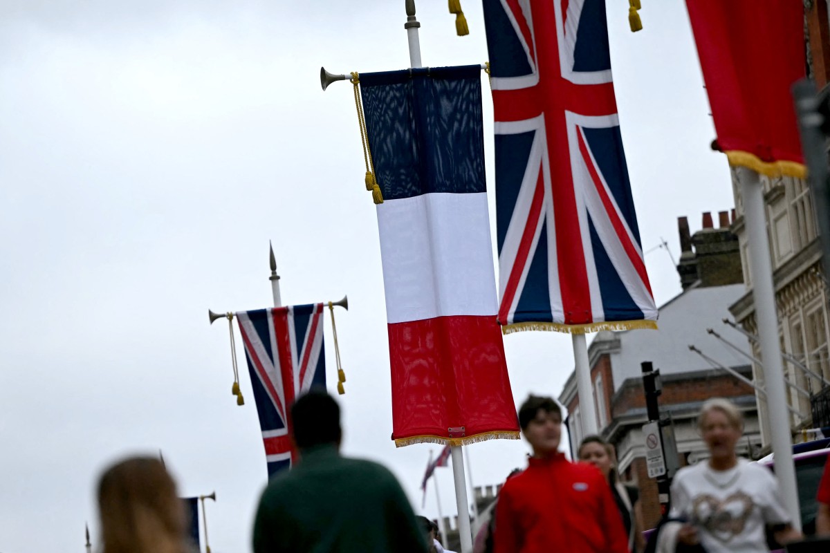 علما فرنسا وبريطانيا. (أ ف ب)