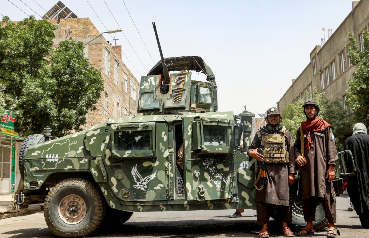 جنديّان في طالبان. (أ ف ب)