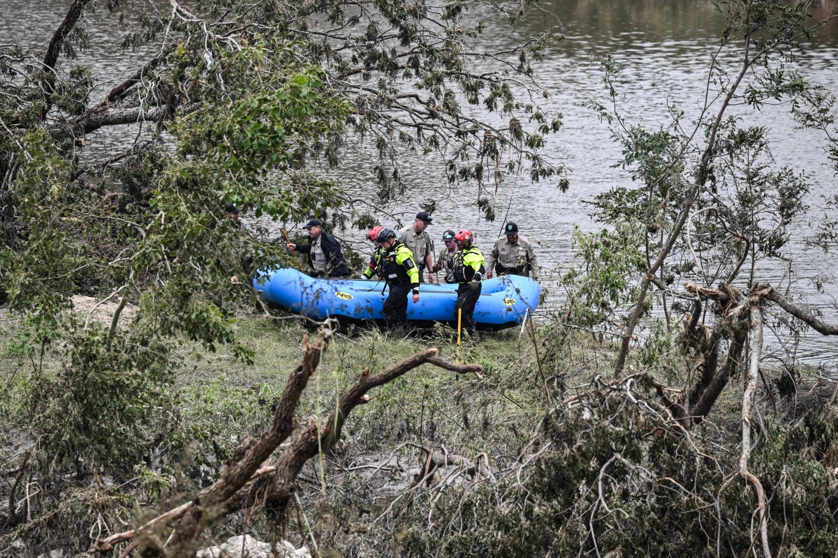 أعضاء فريق الإنقاذ يبحثون عن أشخاص مفقودين على نهر غوادالوبي في كيرفيل، تكساس (أ ف ب)