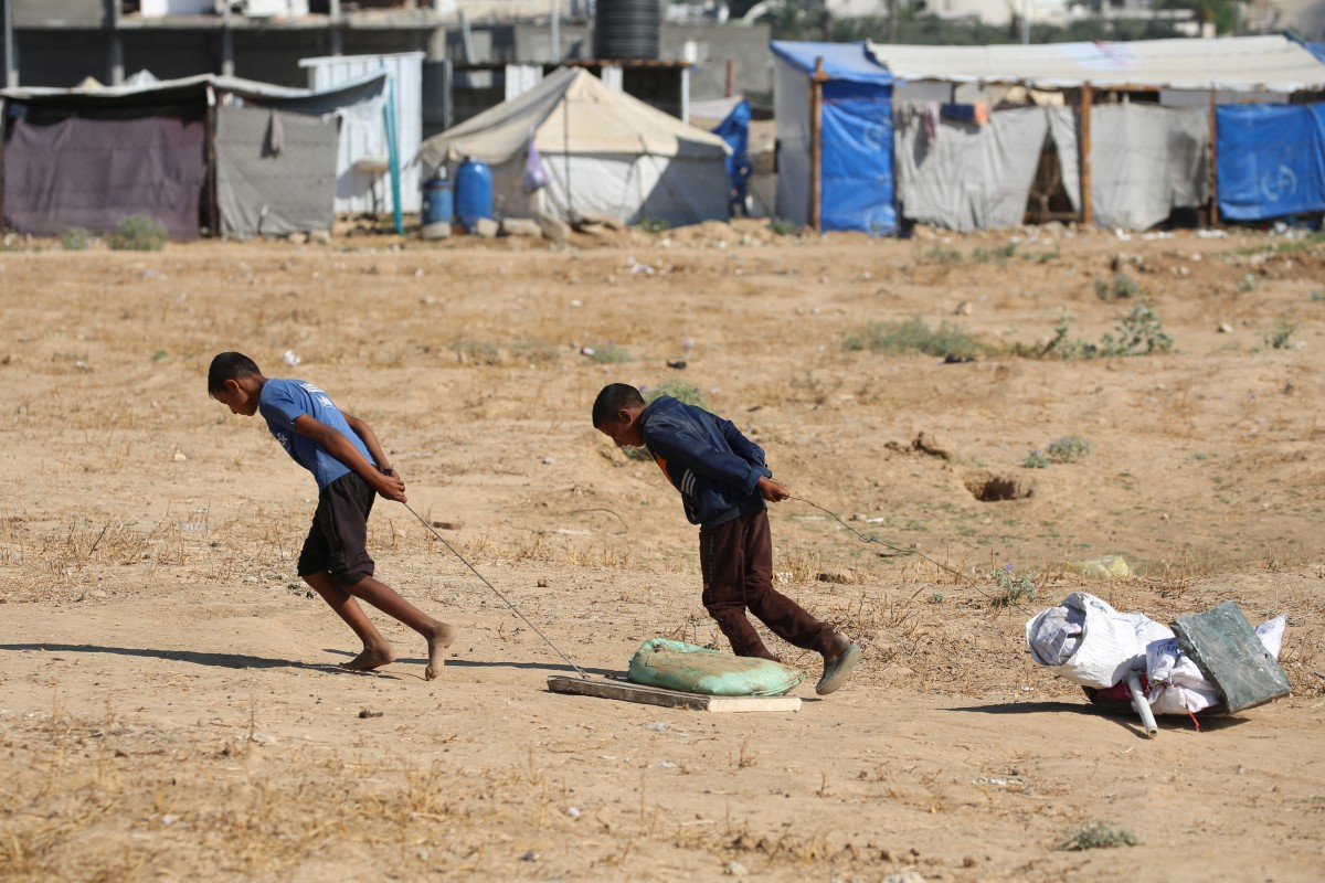 أهالي غزة يبحثون عن المساعدات الإنسانية (أ ف ب).