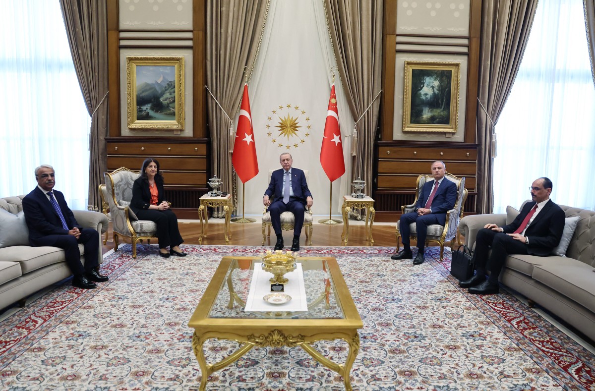 الرئيس التركي رجب طيب أردوغان، ونائبي حزب المساواة والديمقراطية المؤيد للأكراد في تركيا، برفين بولدان، وميثات سنجار، ورئيس الاستخبارات التركية إبراهيم كالين، ونائب رئيس حزب العدالة والتنمية إفكان علاء، في اجتماعهم في المجمع الرئاسي في أنقرة (أ ف ب)