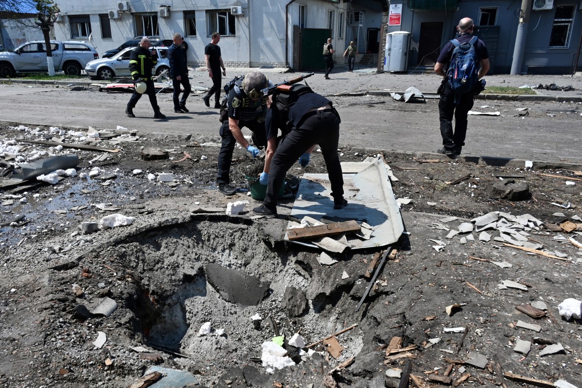 حفرة ناجمة عن هجوم بطائرة مسيرة في خاركوف - أوكرانيا (أ ف ب)