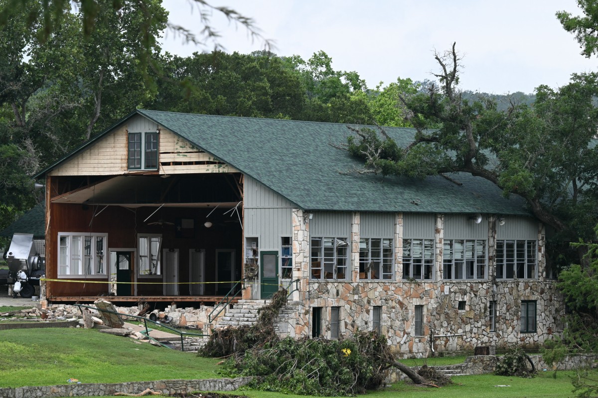 مشهد من آثار الفيضانات (أ ف ب)