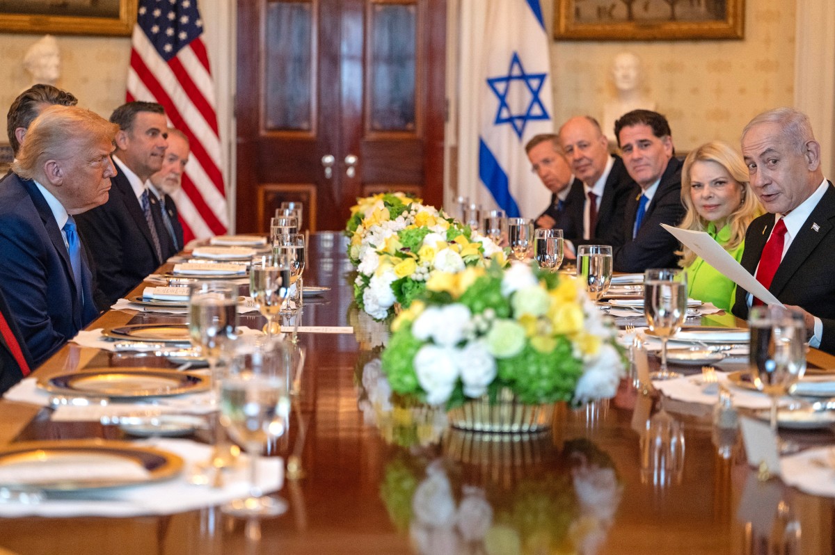 الرئيس الأميركي دونالد ترامب يلتقي رئيس الوزراء الإسرائيلي بنيامين نتنياهو في الغرفة الزرقاء بالبيت الأبيض في واشنطن (أ ف ب).