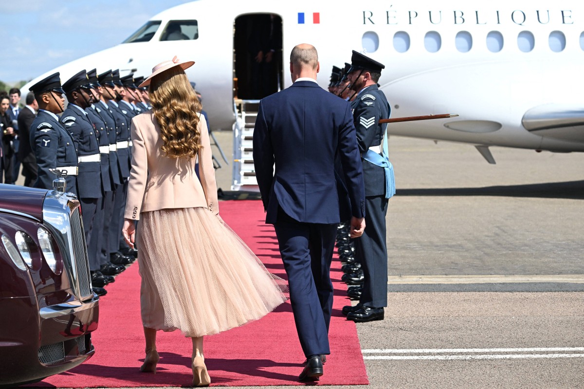  (أ.ف.ب)  Dior كيت ميدلتون الى جانب زوجها تستقبل الرئيس الفرنسي والسيدة الأولى بريجيت بإطلالة من توقيع 