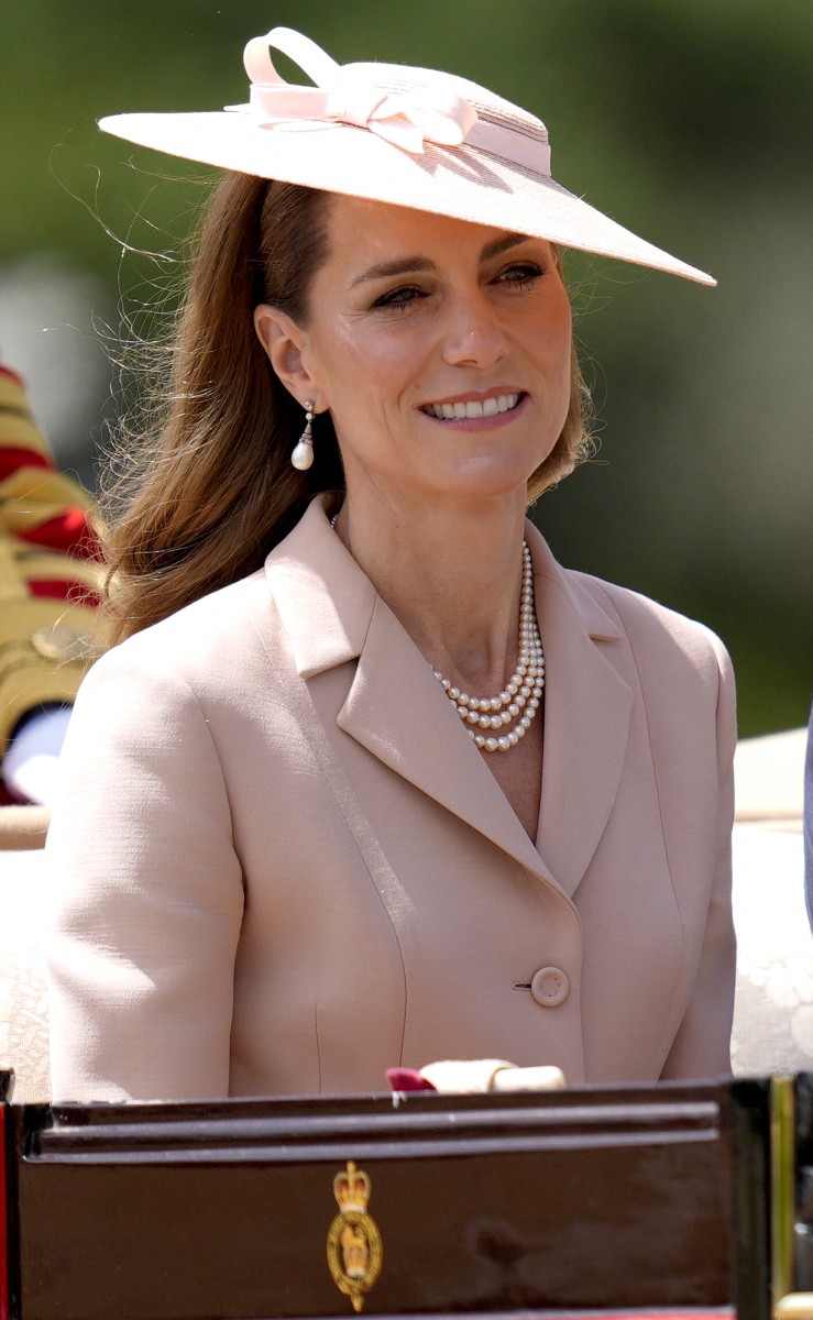 كيت ميدلتون ترتدي أقراط الاميرة ديانا وعقد الملكة الراحلة اليزابيث الثانية (أ.ف.ب)