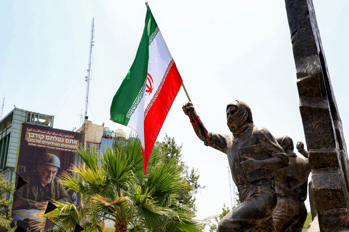 العلم الإيراني في طهران (أ ف ب).