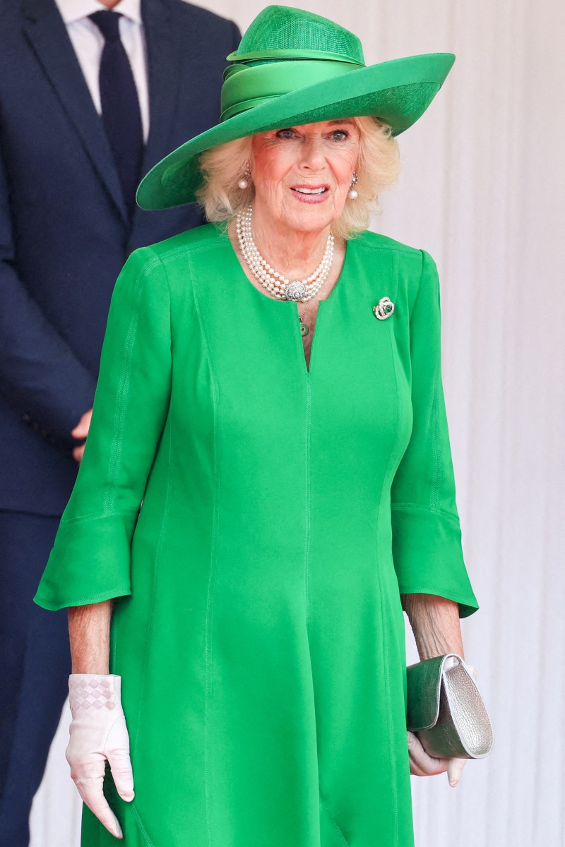  الملكة كاميلا بإطلالة ملكية أنيقة خلال استقبال الرئيس الفرنسي وزوجته بريجيت ماكرون (أ.ف.ب)