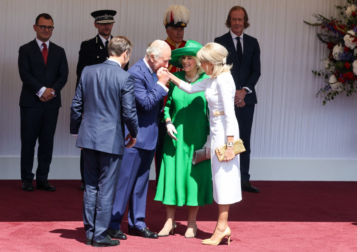 بريجيت ماكرون تتألّق بالفستان الأبيض في زيارتها إلى بريطانيا (أ.ف.ب)