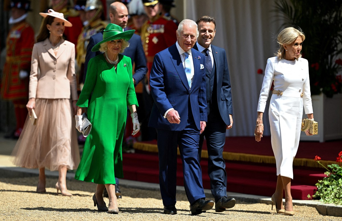 صورة تجمع الملكة تشارلز والملكة كاميلا مع الرئيس الفرنسي وزوجته بريجيت ماكرون وخلفهم الامير ويليام والاميرة كيت (أ.ف.ب)
