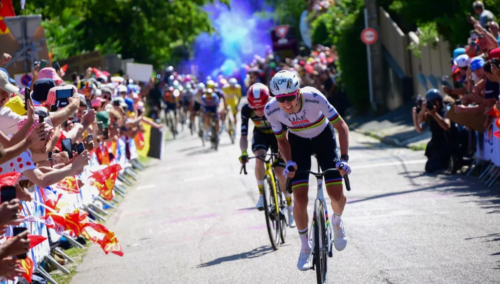 بوغاتشار يحقق فوزه الـ100 ويتقاسم الصدارة مع فان در بويل في طواف فرنسا