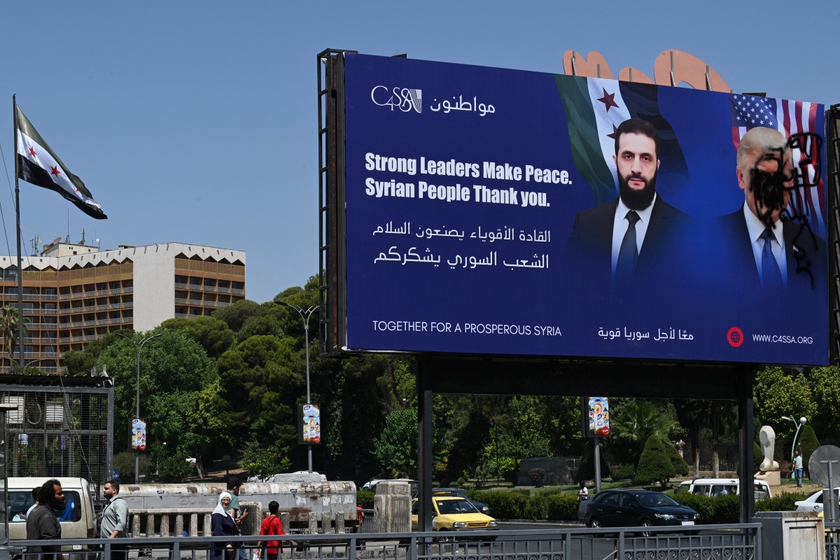 صورة للشرع وترامب في دمشق (أ ف ب).