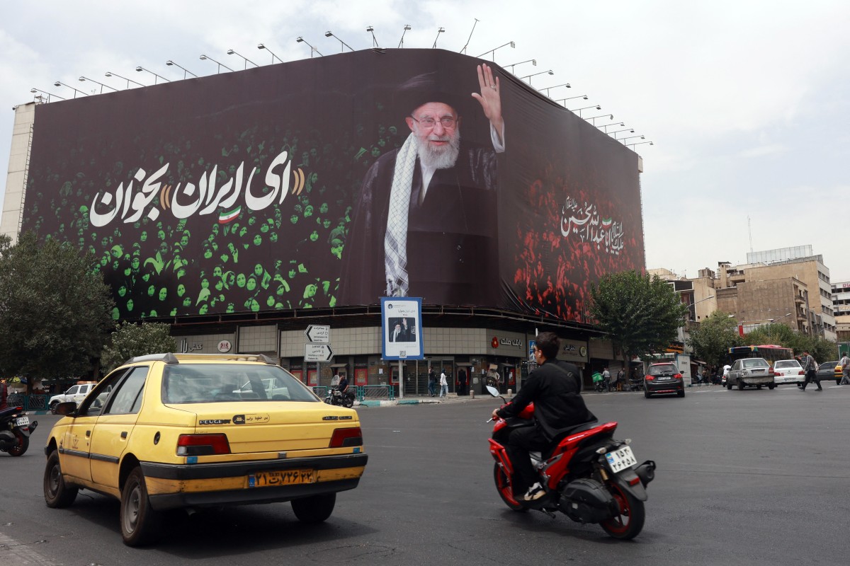 جدارية لـ خامنئي في طهران (أ ف ب).