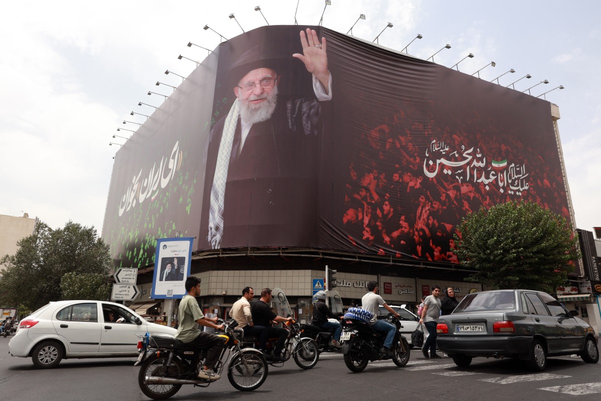 صورة لخامنئي في طهران. (أ ف ب)