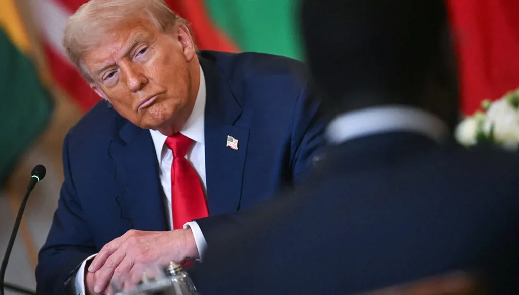 رغم أنها لغة البلد الرسمية... ترامب يهنئ رئيس ليبيريا على إتقانه الإنكليزية