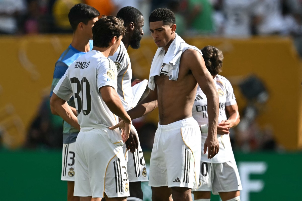 خيبة ريال مدريد بعد الخسارة الكبيرة أمام باريس سان جيرمان. (أ ف ب)