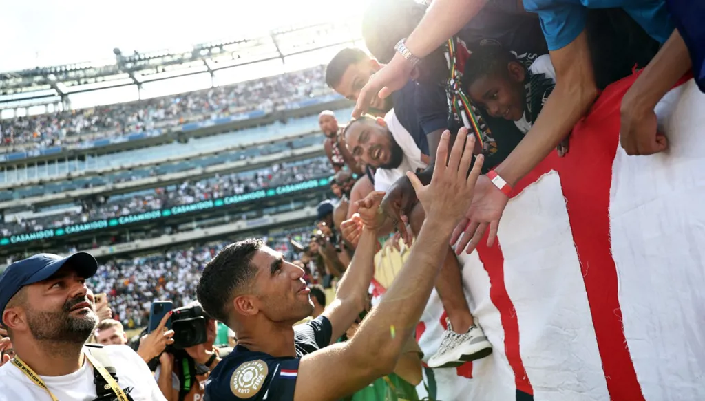 ظهور متكرر وهمسات خفية... هل يعيش حكيمي قصة حب خلف الأضواء؟ (صور وفيديو)