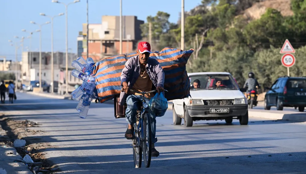 بين "تونس" و"La Tunisie"... بلد واحد بوجهين