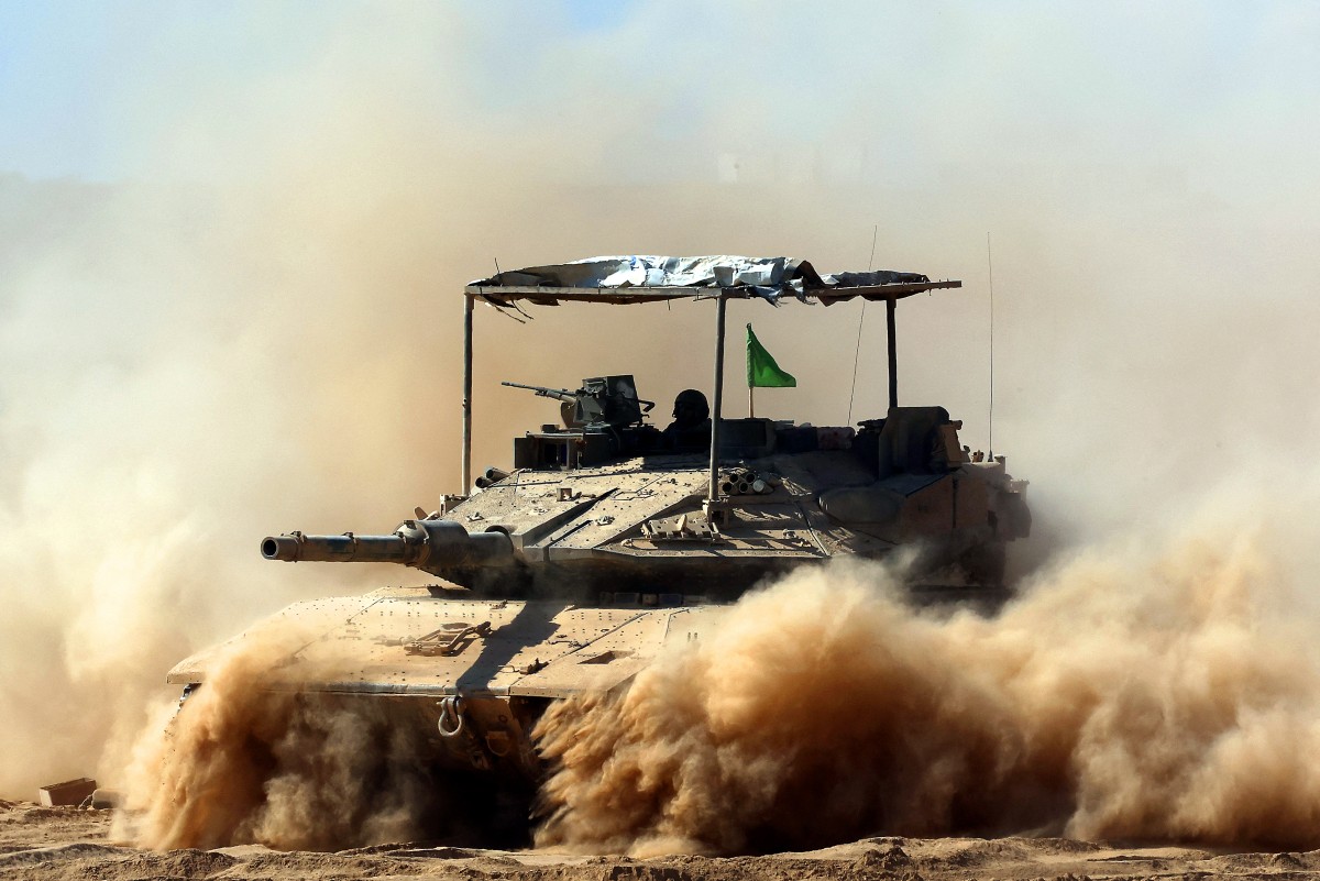 دبابة إسرائيلية تتقدم جنوبي غزة (أ ف ب)