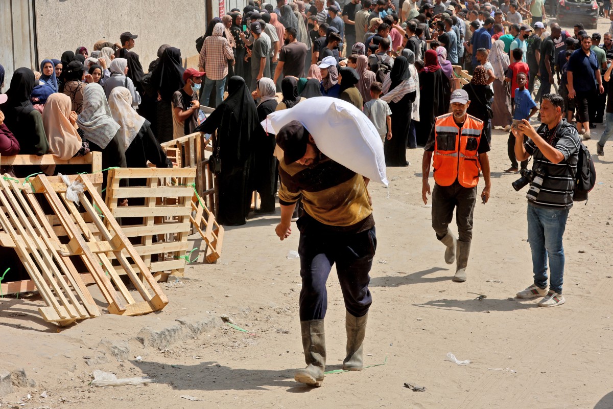 فلسطيني يحصل على مساعدات. (أ ف ب)