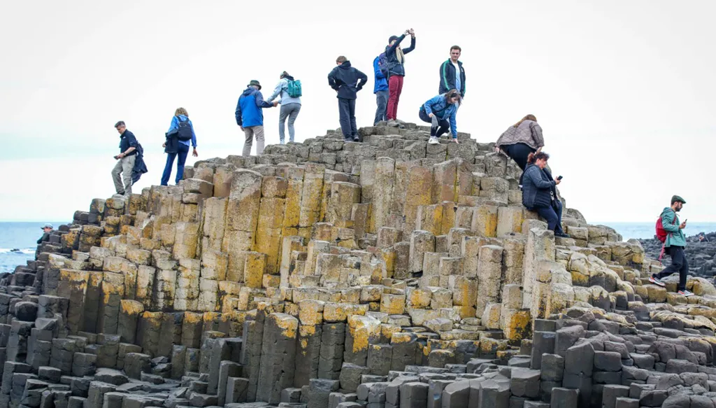 النقود المعدنيّة تجلب الحظ... ما حكاية جسر العمالقة؟