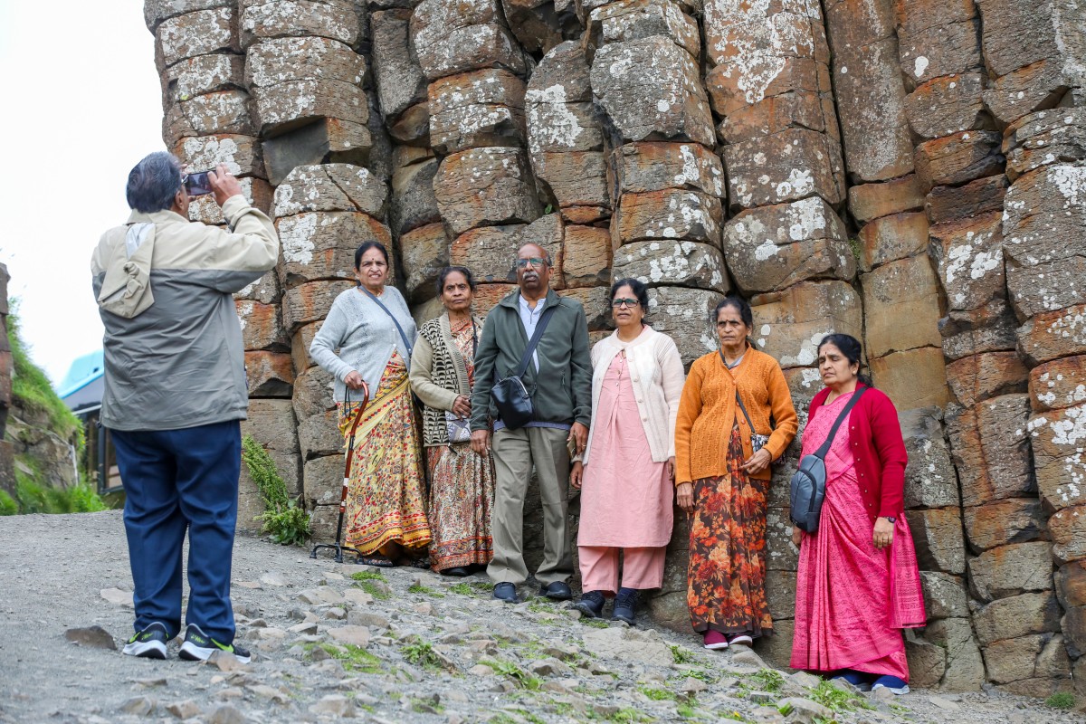 بات الجسر مقصدا للسياح (أ ف ب)