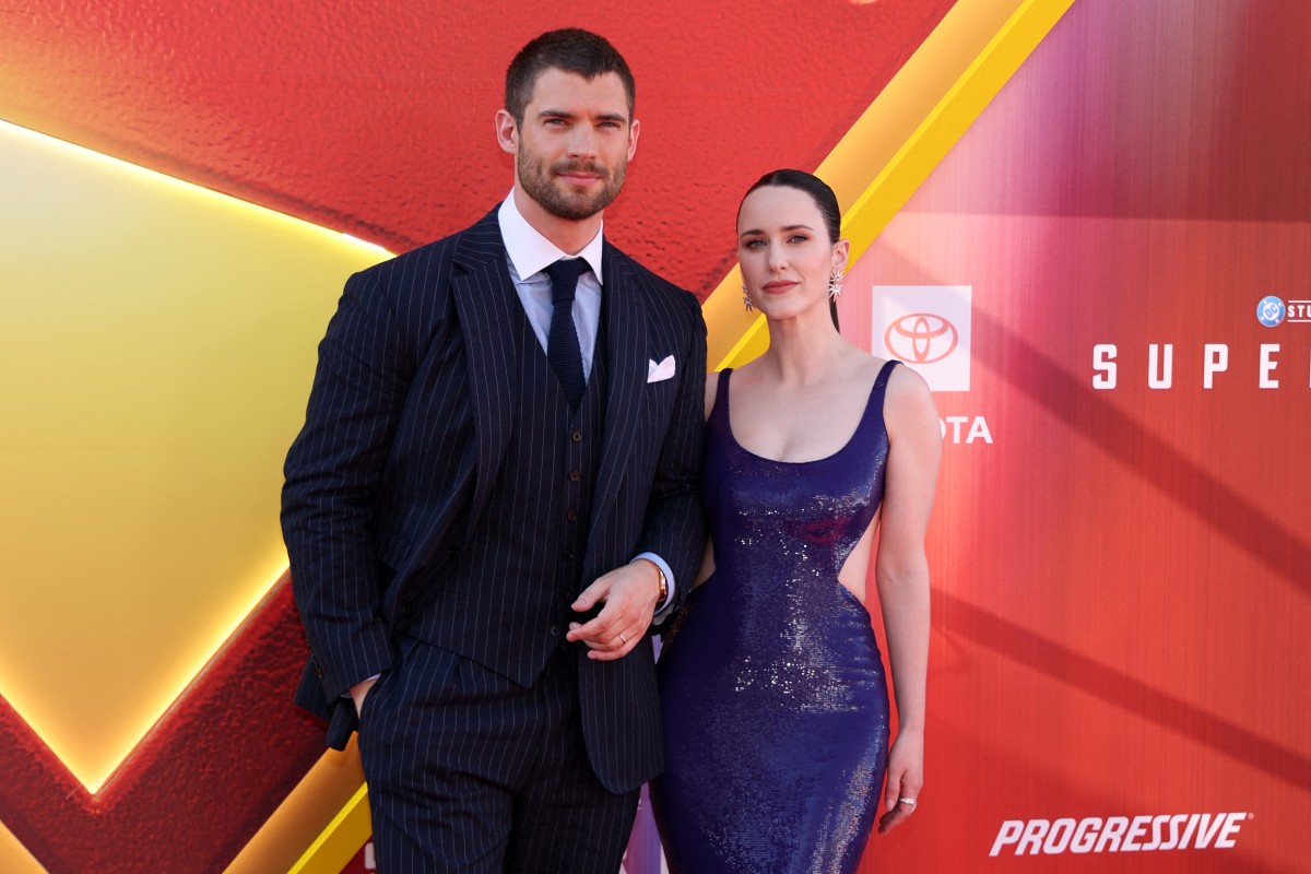 ديفيد كورنسويت ورايتشل بروسنان خلال العرض الأول لـ“سوبرمان“ في لوس أنجلوس. (أ ف ب)