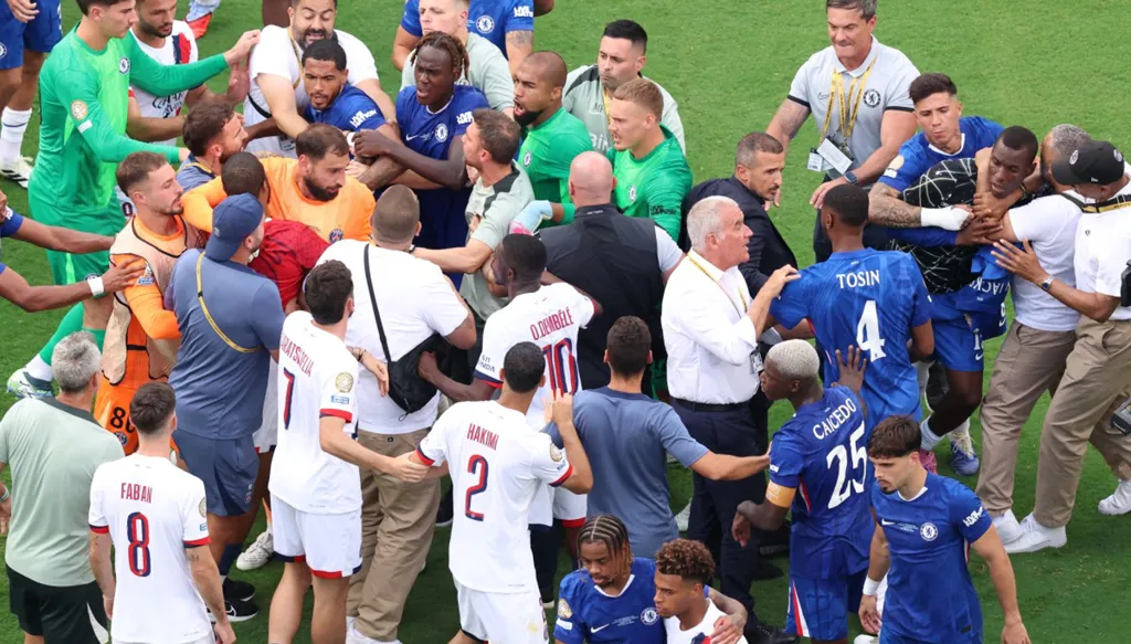 إنريكي يعتدي على مهاجم تشيلسي بعد خسارة كأس العالم للأندية (فيديو)