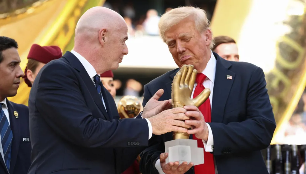 احتفال ترامب مع لاعبي تشيلسي بكأس العالم يثير الجدل (فيديو)