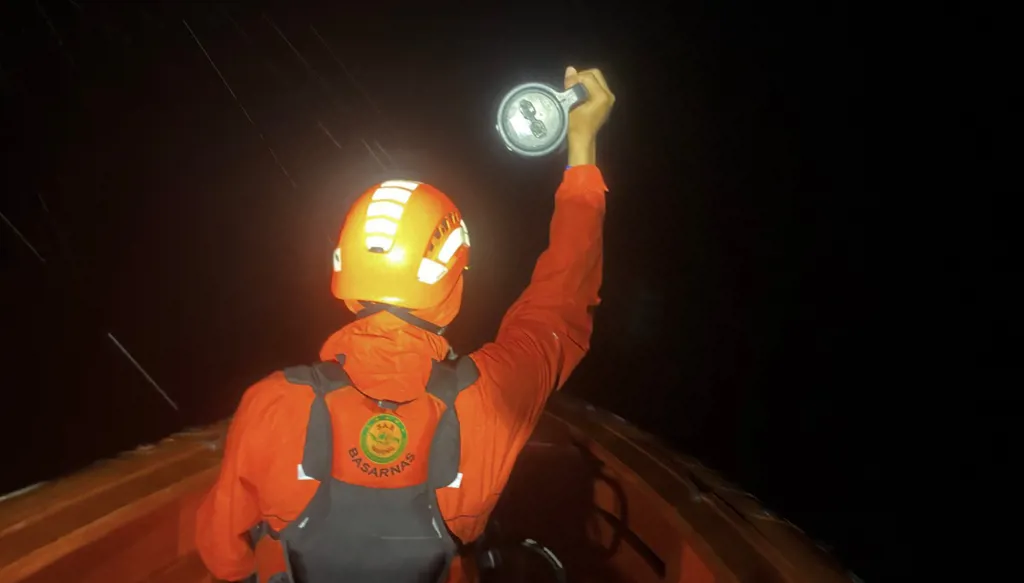 مفقودون إثر غرق قارب قبالة سواحل سومطرة الإندونيسية