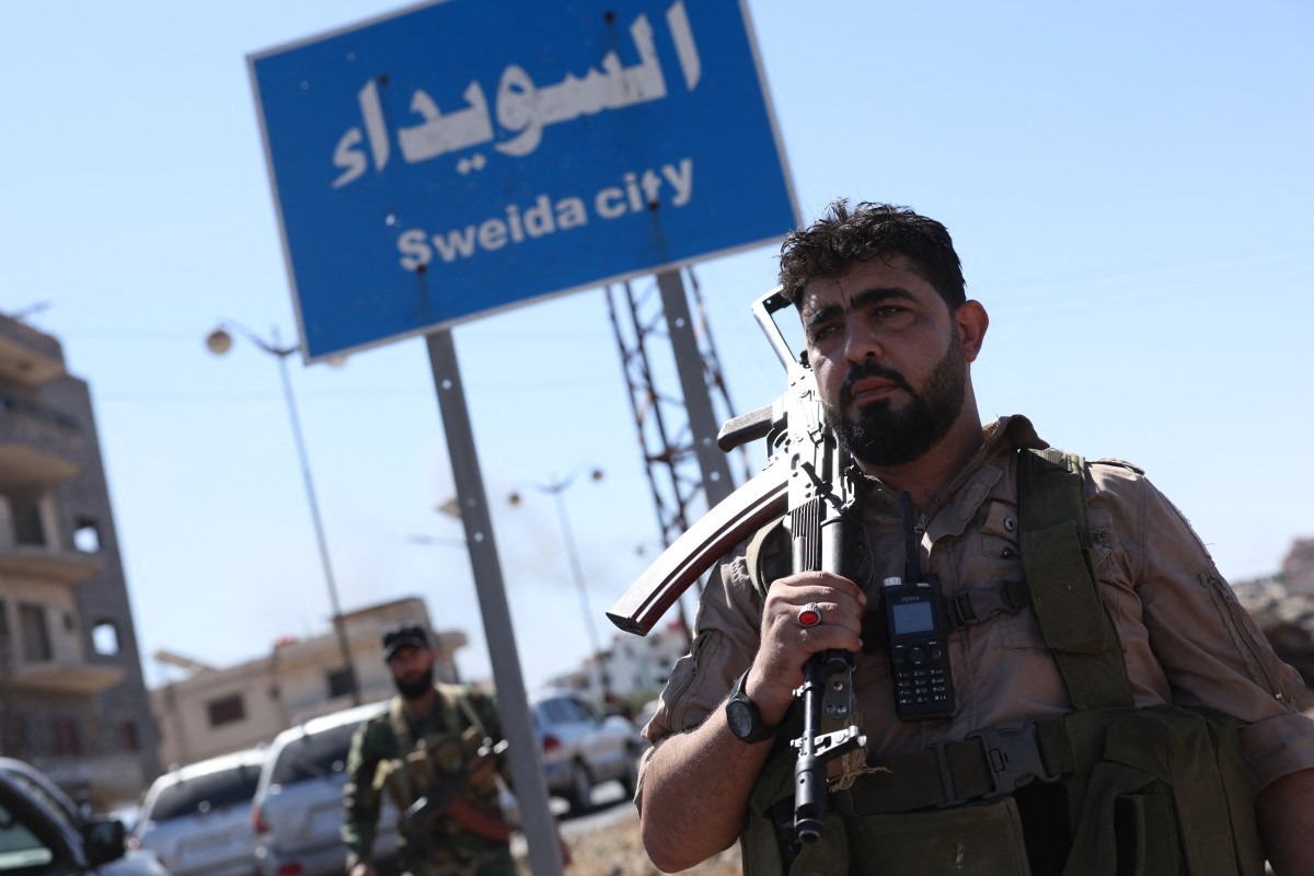 عنصر تابع للأمن العام السوري في السويداء. (أ ف ب)