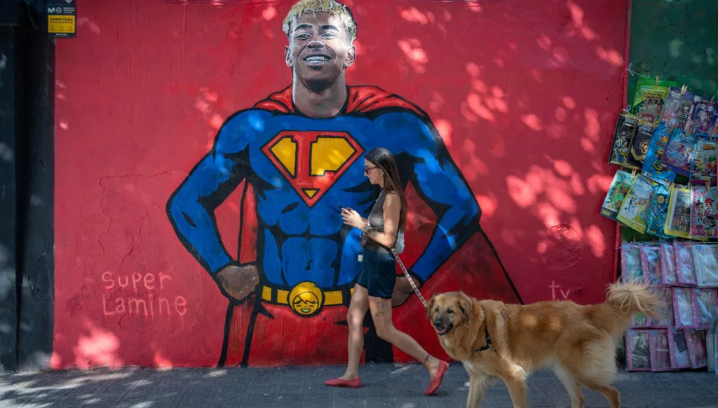 تشويه جدارية لامين يامال في برشلونة يثير الاستياء