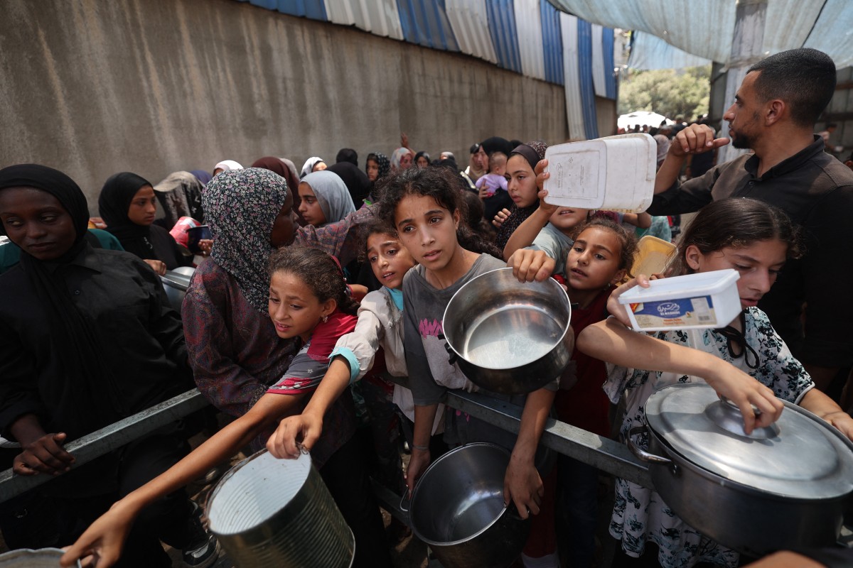 فلسطينيون ينتظرون الحصول على الطعام في غزة (أ ف ب).