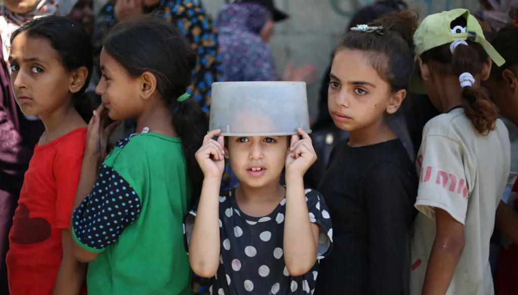 مؤسسة غزة الإنسانية: مقتل 20 فلسطينيّاً دهساً وطعناً عند مركز توزيع مساعدات في خان يونس