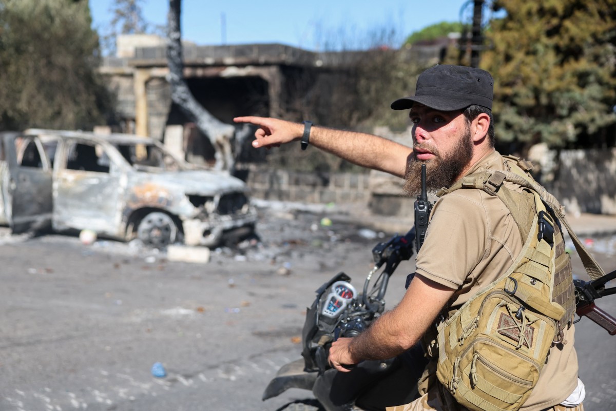 عنصر من قوات الأمن السوري (أ ف ب).