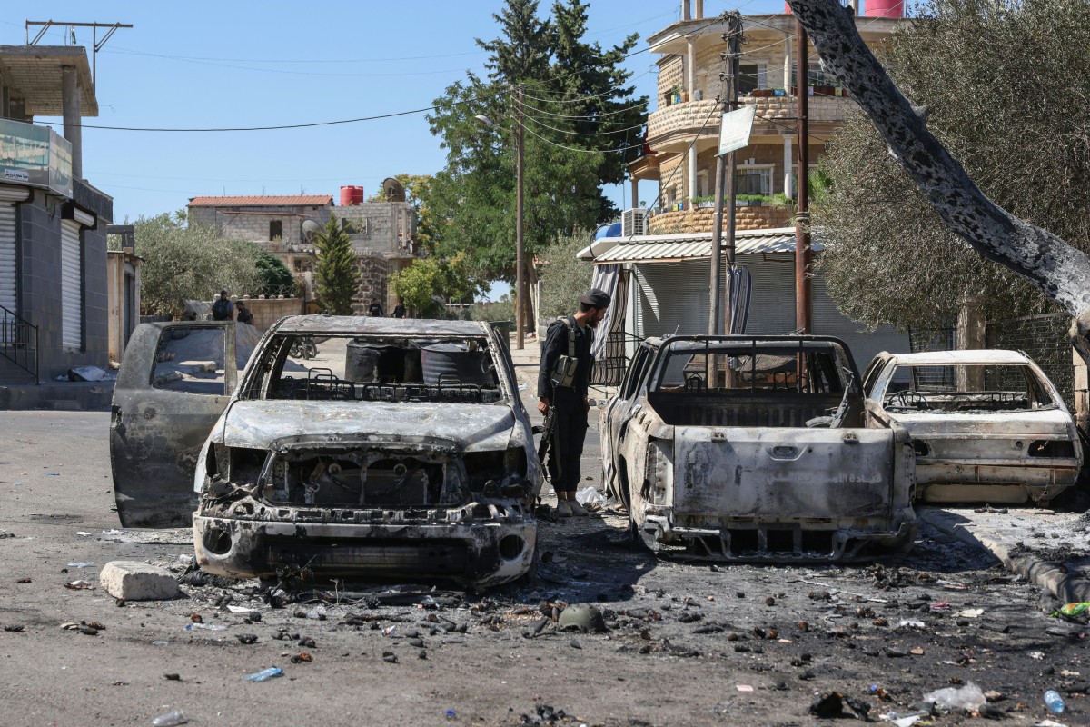 سيارات محروقة في السويداء. (أ ف ب)