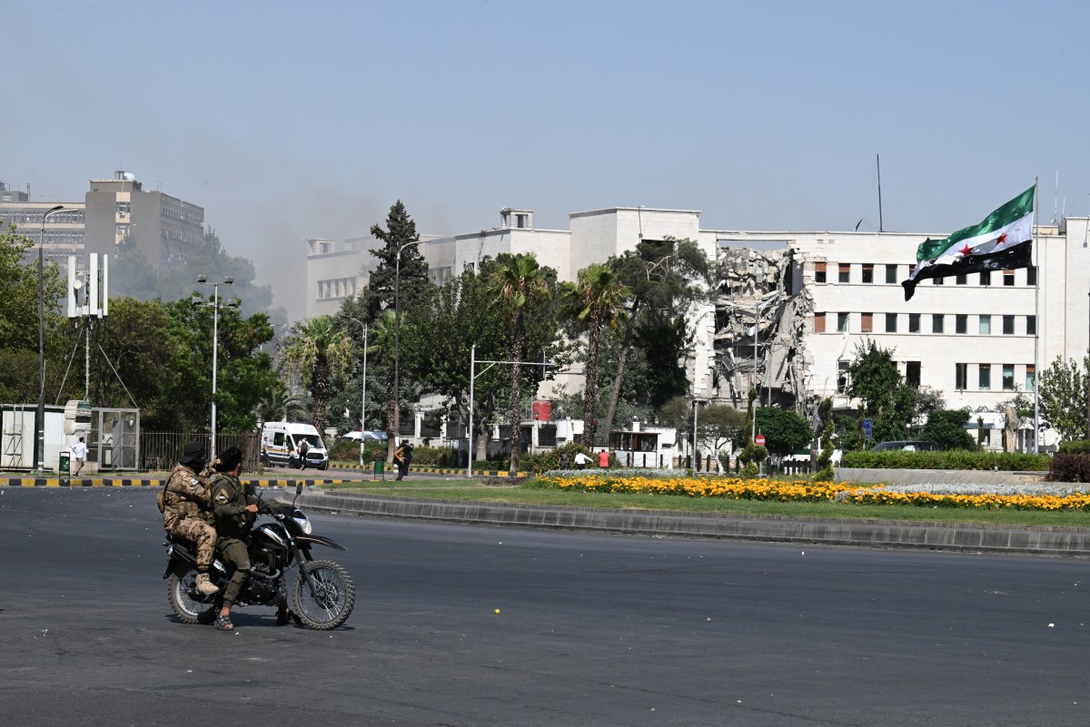 مقرّ رئاسة الأركان في دمشق عقب استهدافه (أ ف ب).